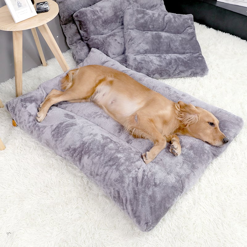 Cama larga y cálida de felpa para perro con base acolchada🏡🐾